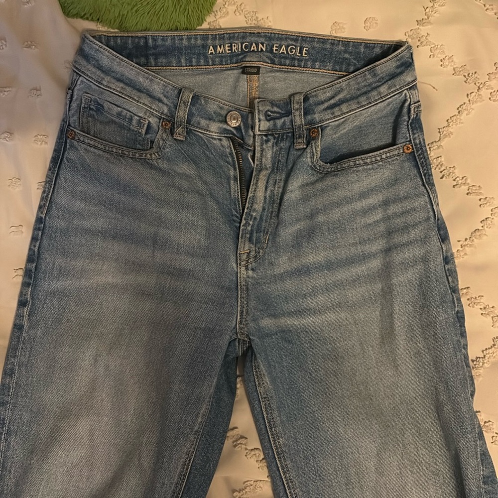 American Eagle light denim jeans with rips in the knees
